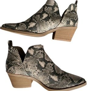 Universal Thread • "Cari" Snakeskin Pointed Toe Heeled Ankle Booties